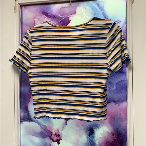 Cute tight but stretchy short sleeve shirt - Picture 2 of 3